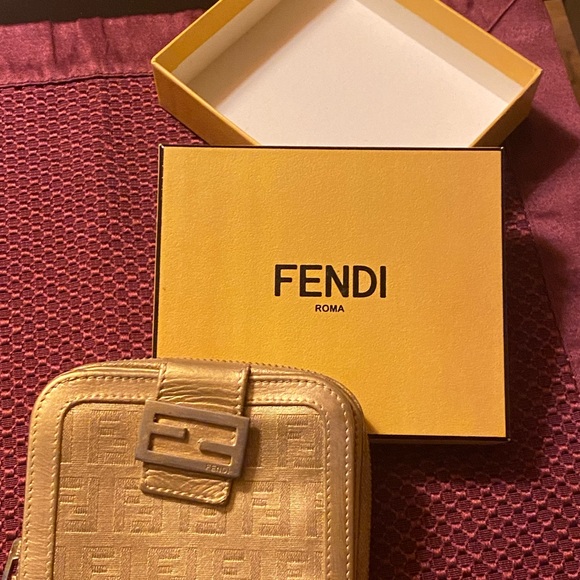 💛Fendi Wallet - Picture 1 of 5